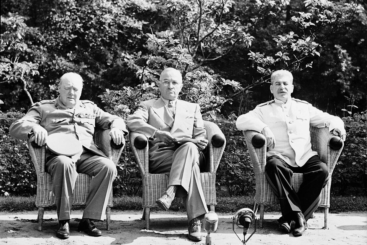 Участники Потсдамской конференции: премьер-министр Великобритании У.Черчилль, президент США Г. Трумэн, Генеральный секретарь ЦК ВКП (б), И.В.Сталин.