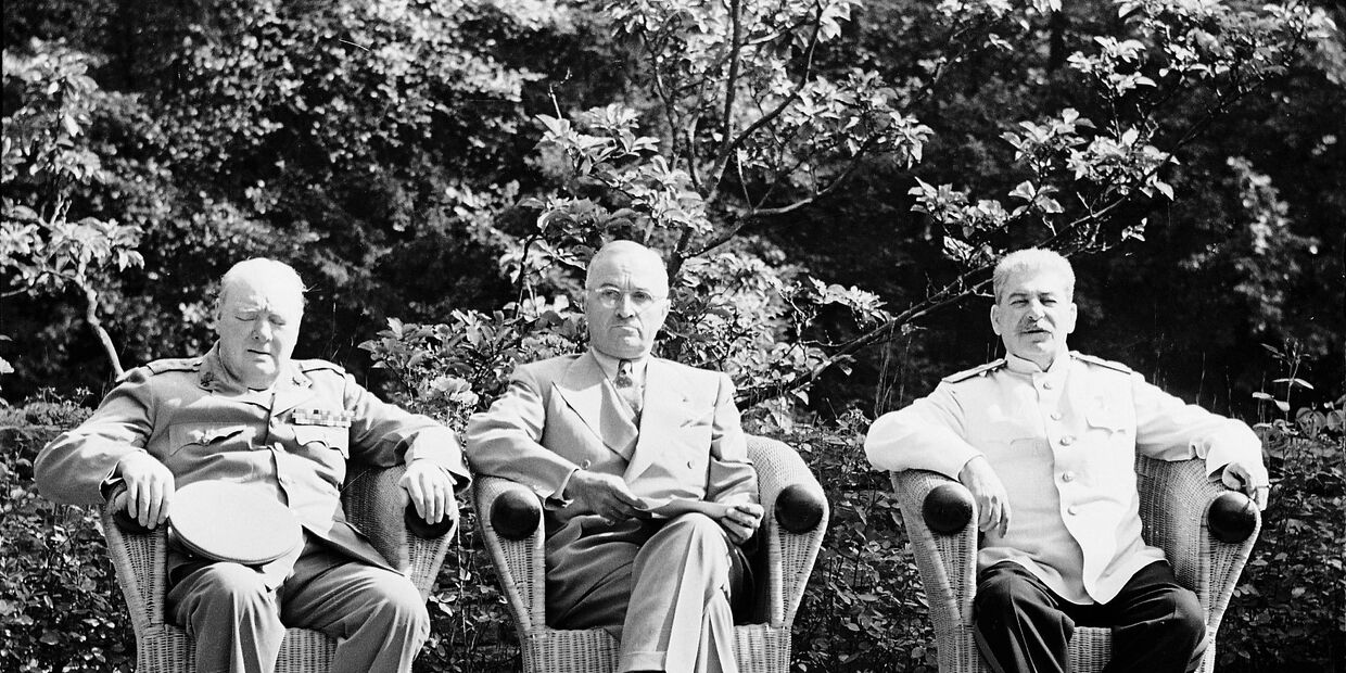 Участники Потсдамской конференции: премьер-министр Великобритании У.Черчилль, президент США Г. Трумэн, Генеральный секретарь ЦК ВКП (б), И.В.Сталин.