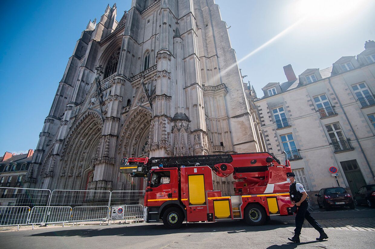 Французские пожарные на месте пожара в соборе Святых Петра и Павла в Нанте