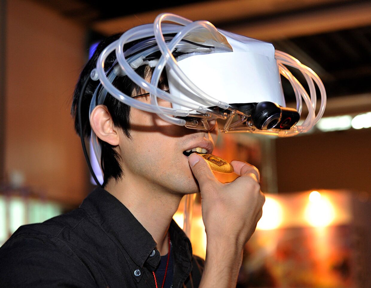 Демонстрация дегустационной машины виртуальной реальности MetaCookie+ на выставке цифрового контента в Токио