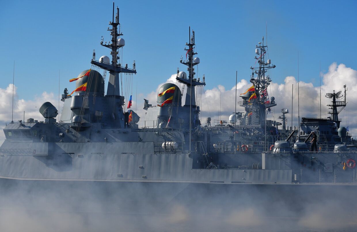 Корабли во время Главного военно-морского парада по случаю Дня Военно-морского флота РФ на Кронштадтском рейде