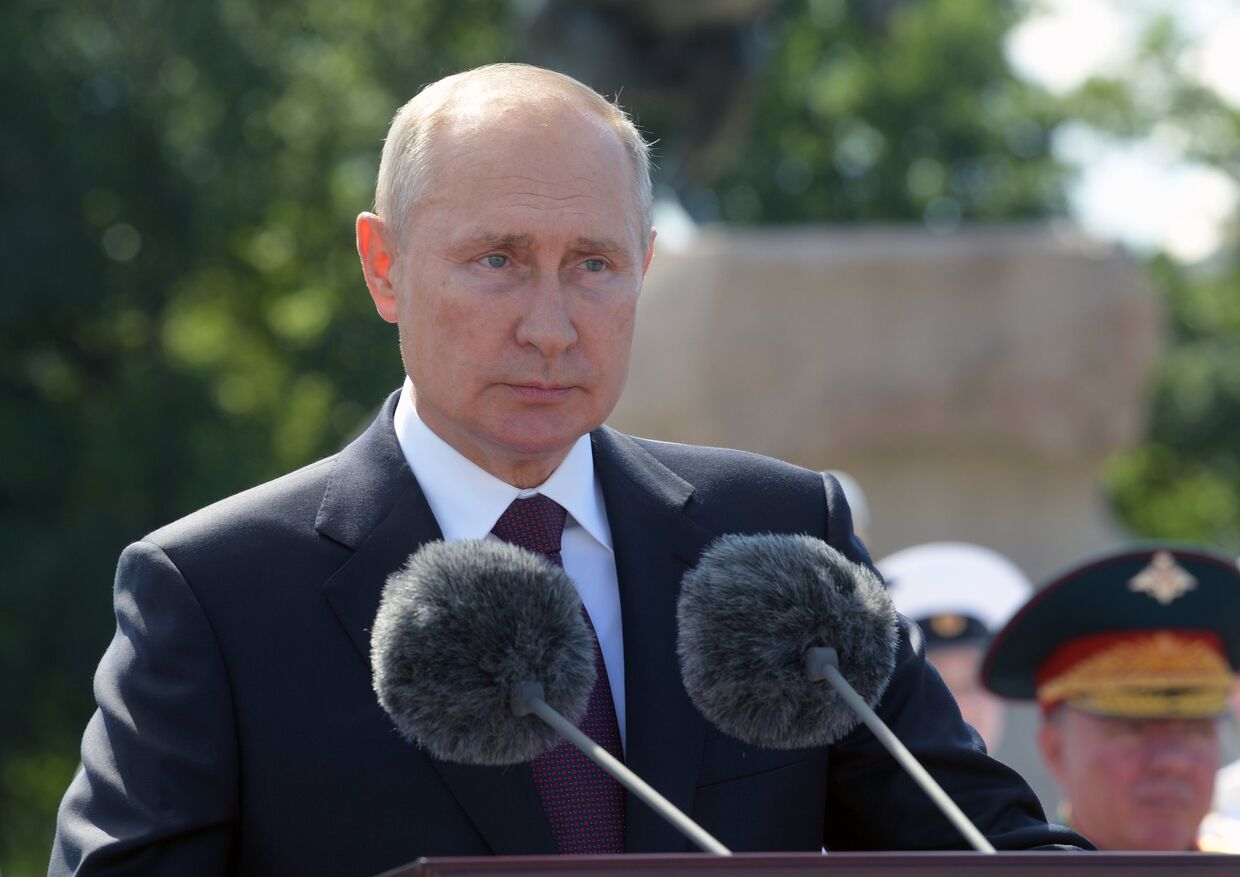 Президент РФ В. Путин принял участие в праздновании Дня ВМФ РФ в Санкт-Петербурге