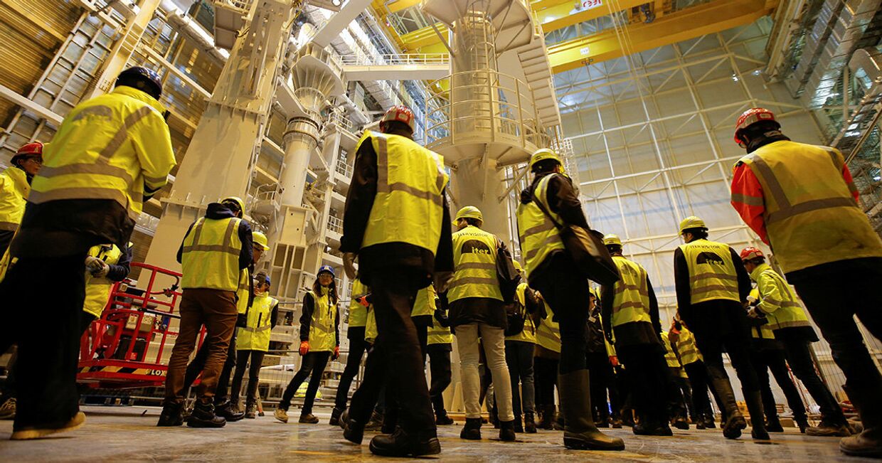 Технический персонал в помещении Международного термоядерного экспериментального реактора (ИТЭР) в Сен-Поль-Ле-Дюрансе