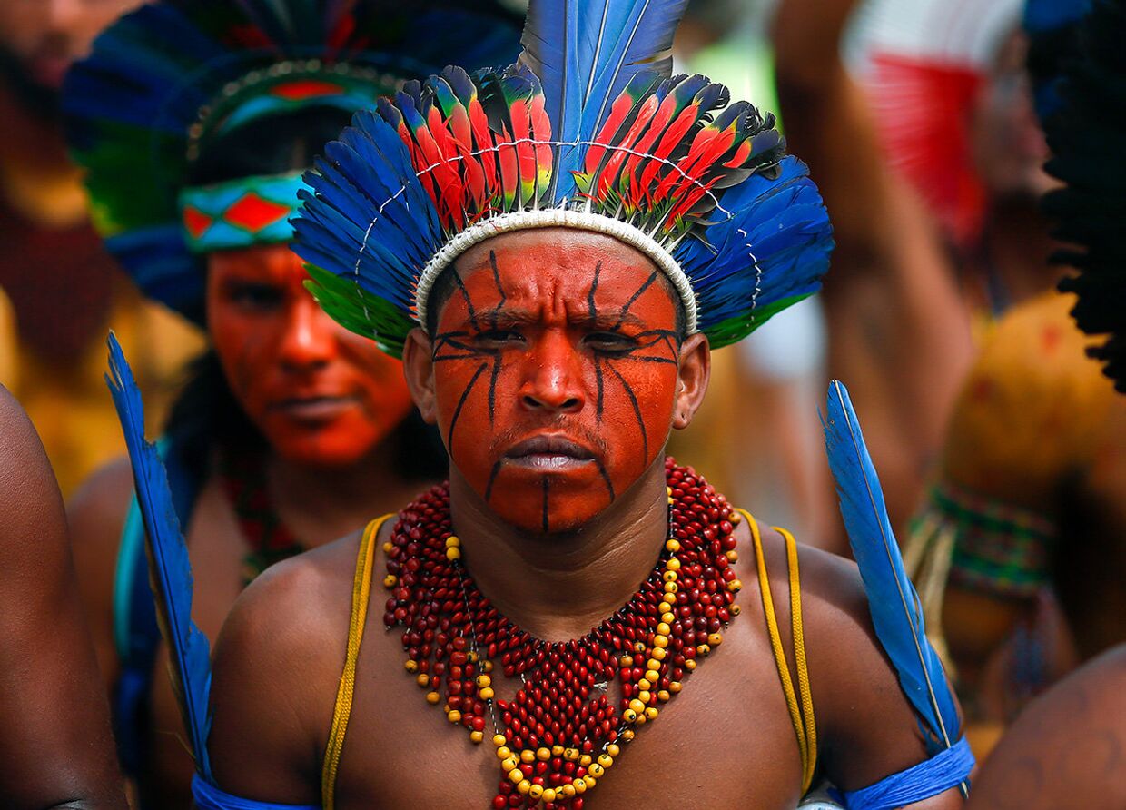 Лидеры бразильских коренных народов во время акции протеста в Бразилиа