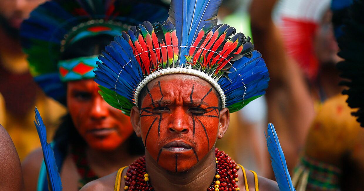 Лидеры бразильских коренных народов во время акции протеста в Бразилиа