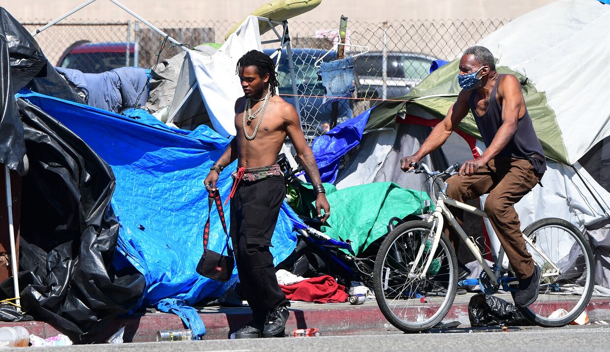 Палаточный городок бездомных в Лос-Анджелесе, Калифорния, США