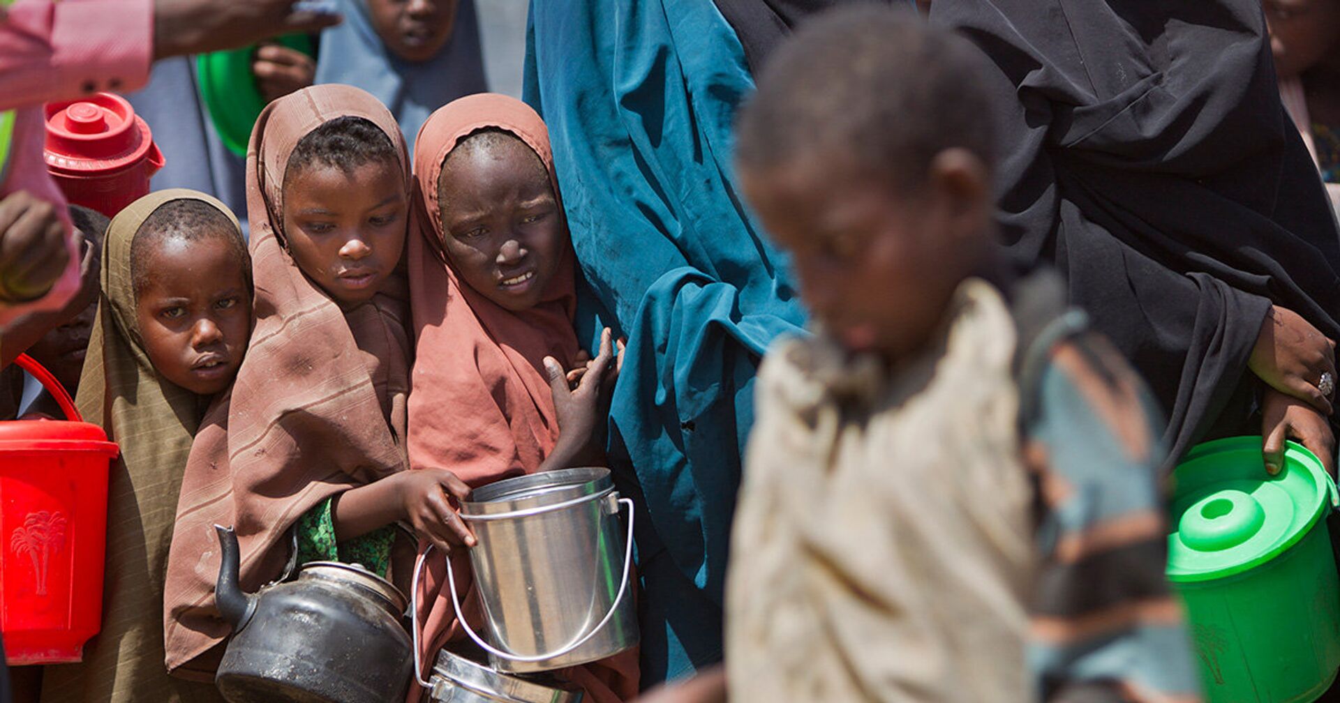 Дети в центре распределения еды в районе Ходан Могадишо, Сомали - ИноСМИ, 1920, 15.10.2020
