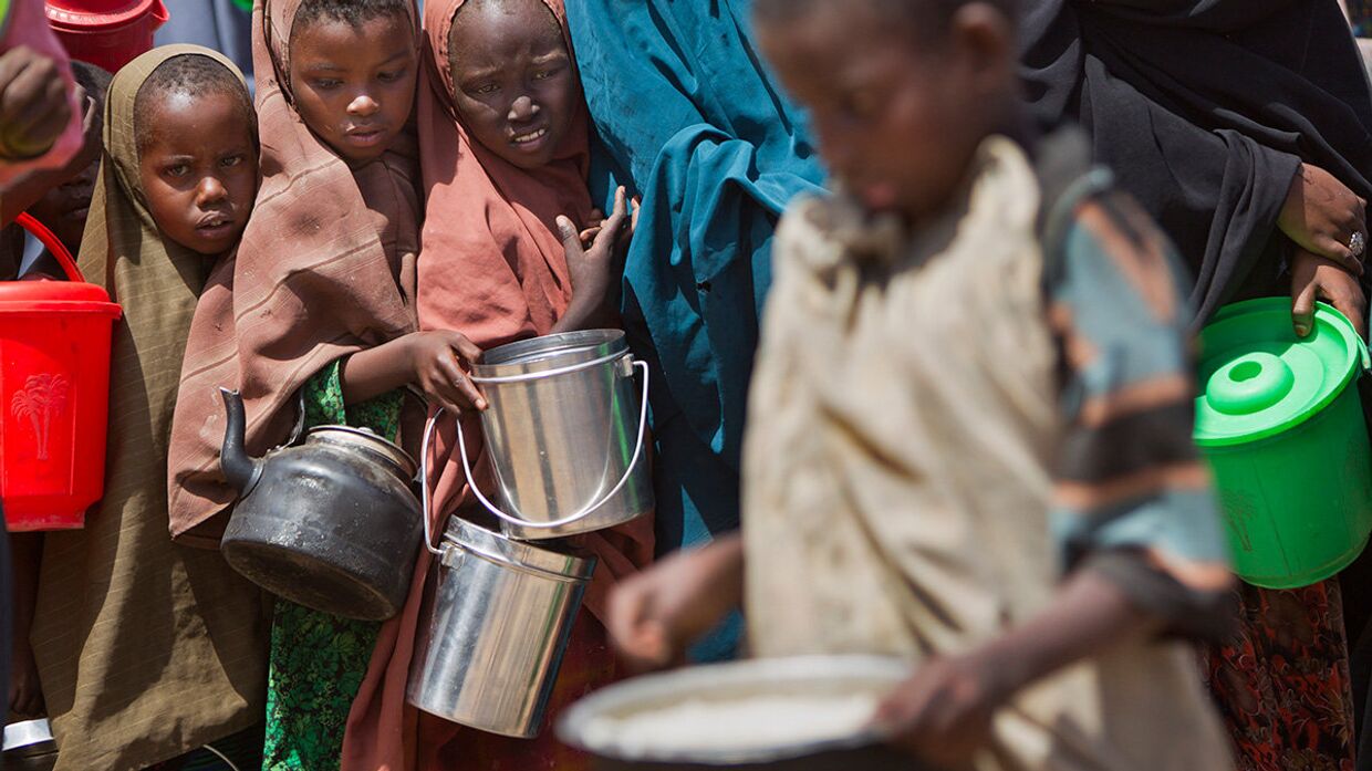 Дети в центре распределения еды в районе Ходан Могадишо, Сомали