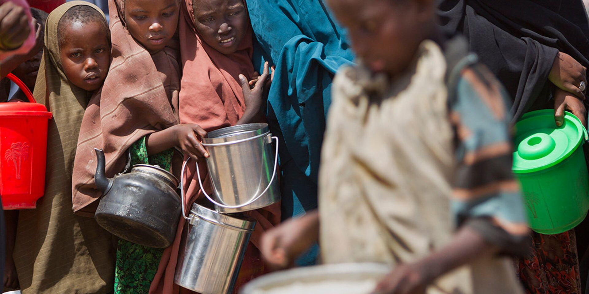 Дети в центре распределения еды в районе Ходан Могадишо, Сомали - ИноСМИ, 1920, 24.07.2022