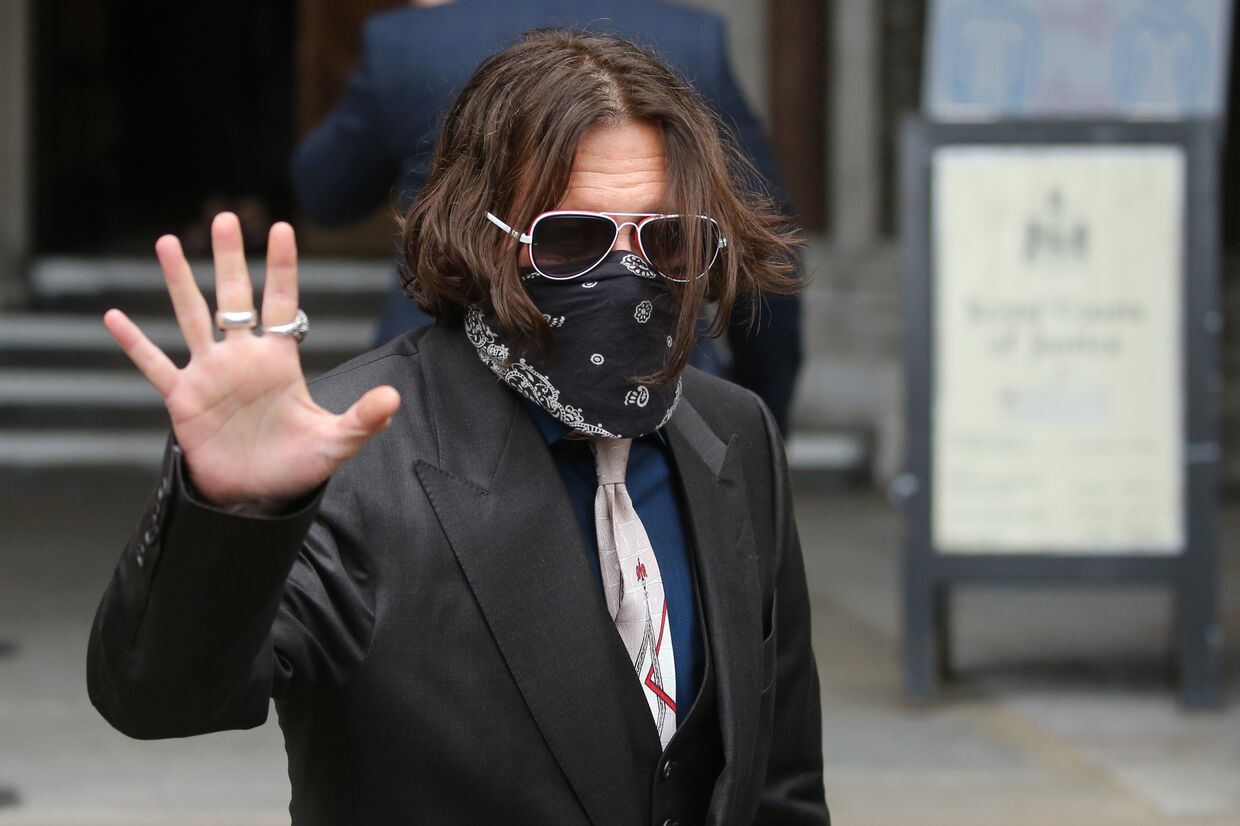 8 июля 2020. Актер Джонни Депп выходит из здания суда в Лондоне