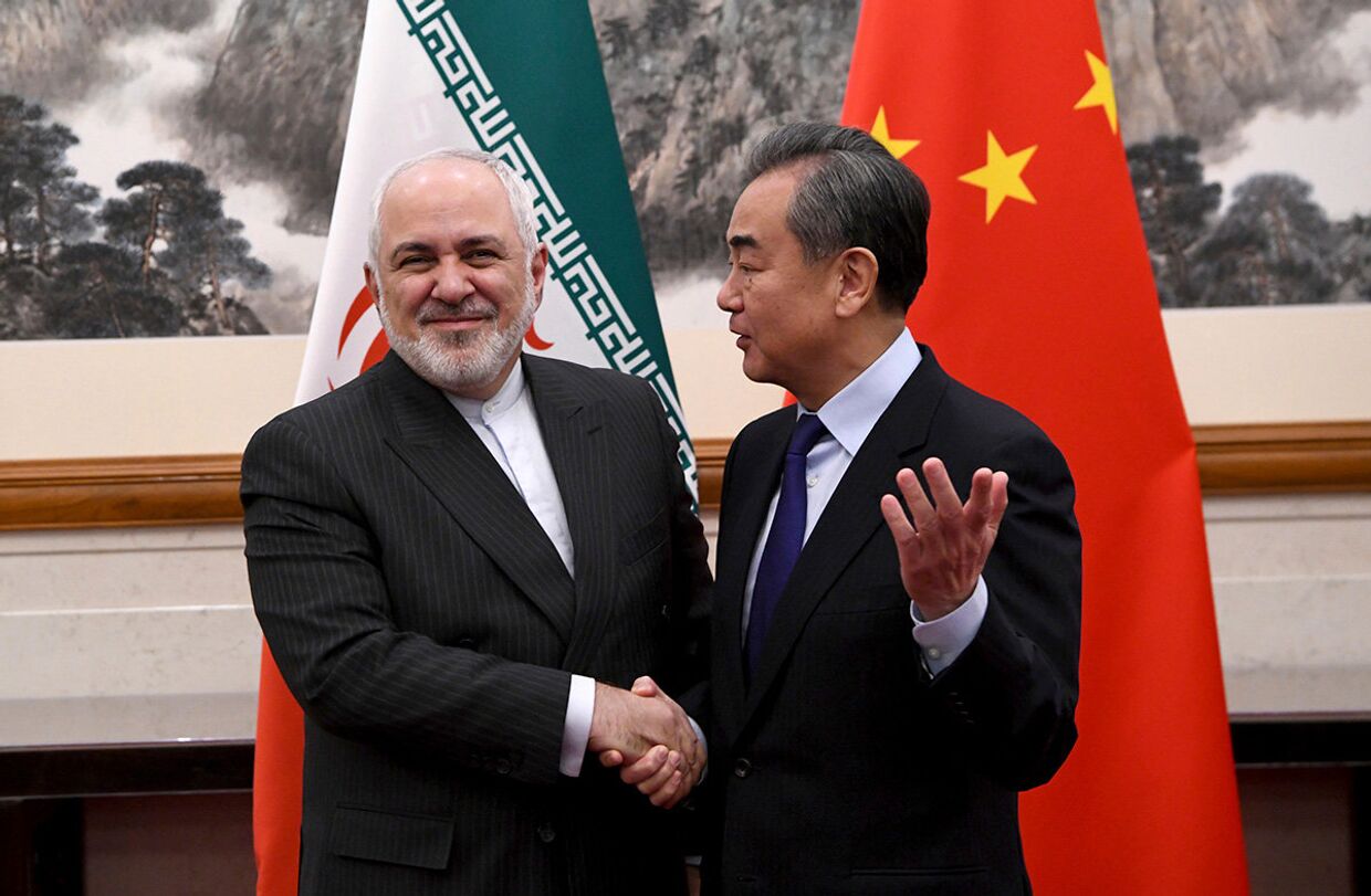 Министр иностранных дел Китая Ван И и министр иностранных дел Ирана Мохаммед Джавад Зариф во время встречи в Пекине