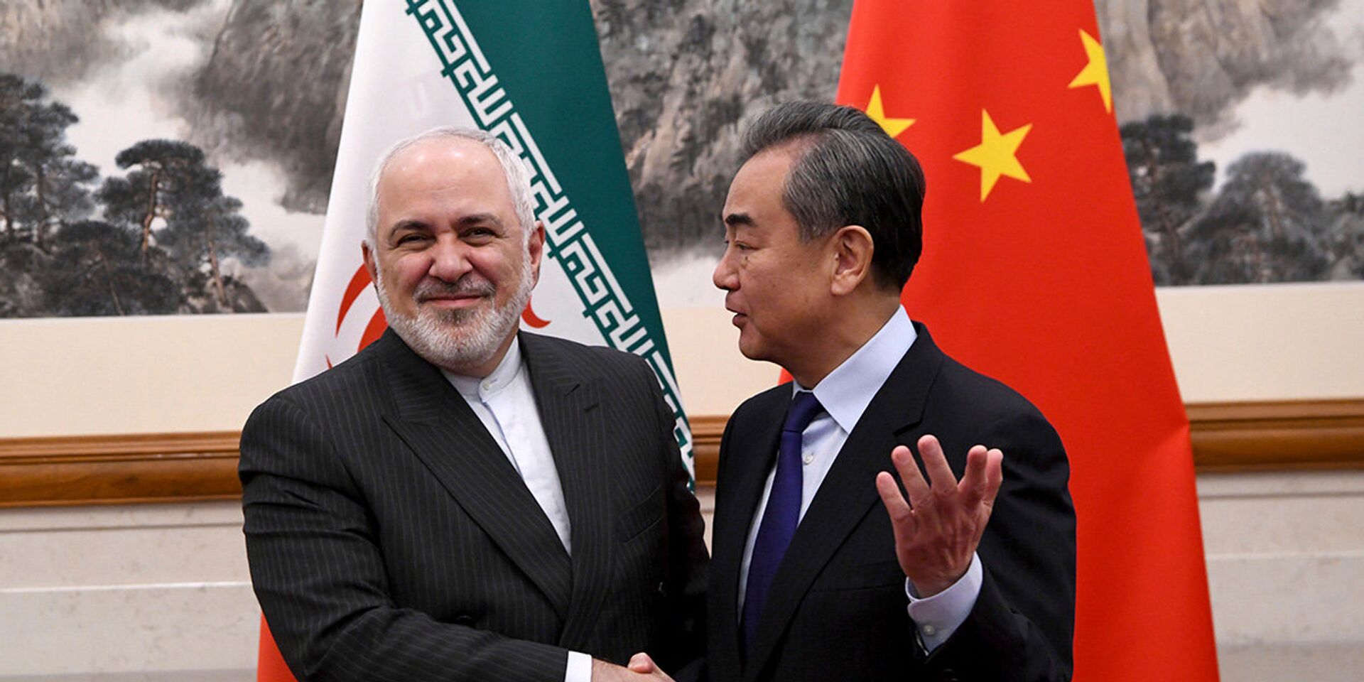 Министр иностранных дел Китая Ван И и министр иностранных дел Ирана Мохаммед Джавад Зариф во время встречи в Пекине - ИноСМИ, 1920, 09.08.2021