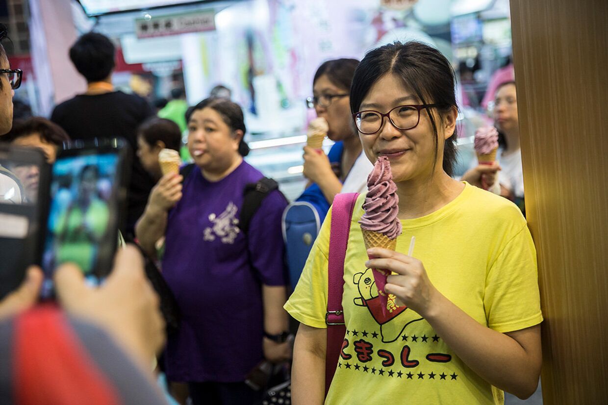 Посетители выставки еды в Гонконге