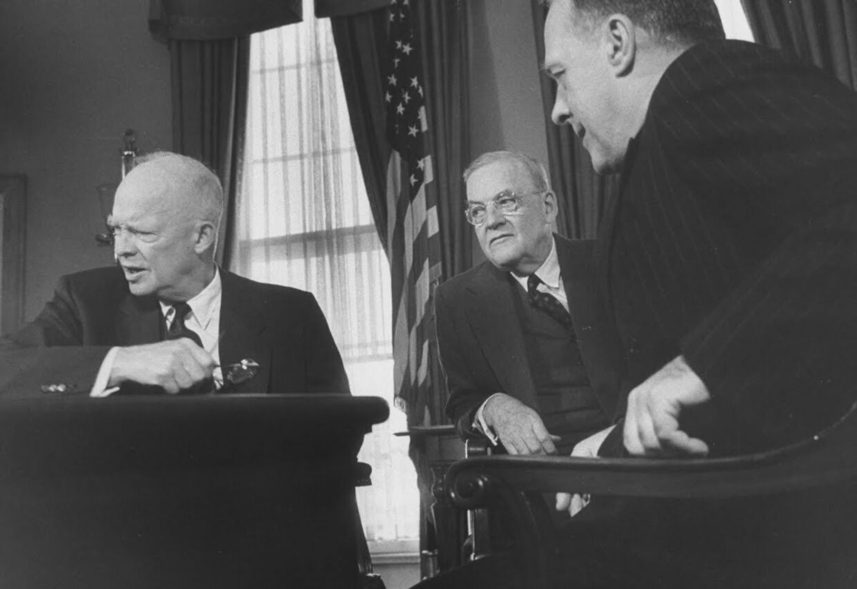 Президент США Дуайт Эйзенхауэр беседует с госсекретарем Джоном Фостером Даллесом и Дональдом Р. Хитом, 1957 год