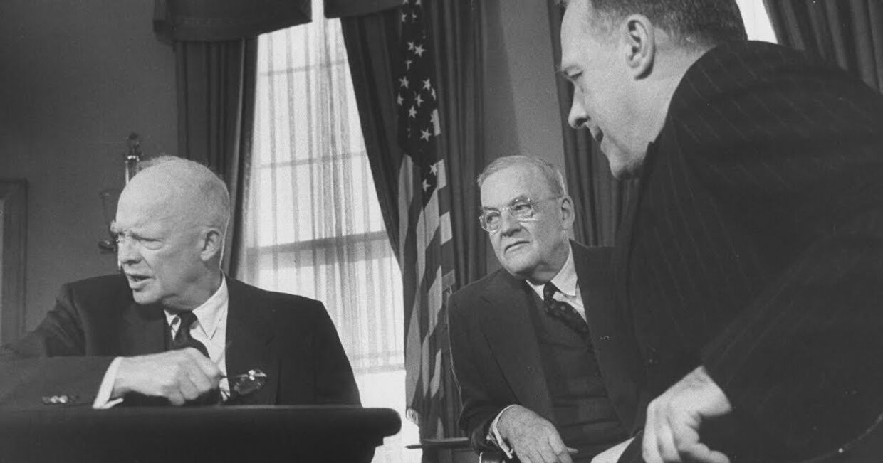 Президент США Дуайт Эйзенхауэр беседует с госсекретарем Джоном Фостером Даллесом и Дональдом Р. Хитом, 1957 год