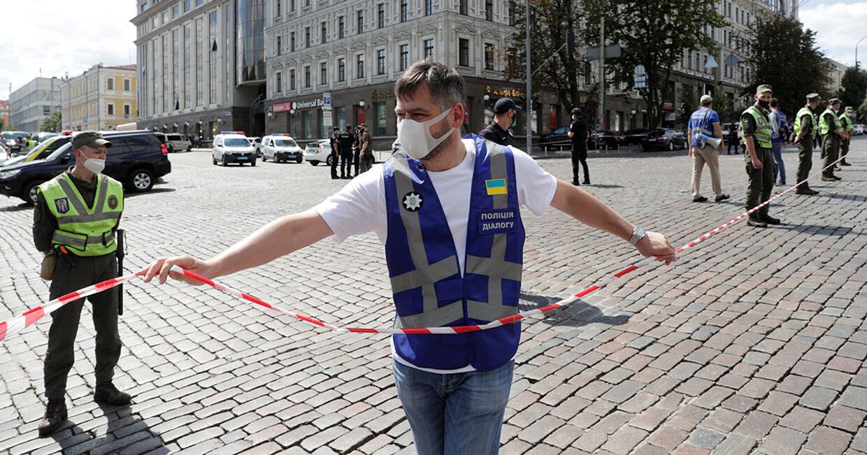 Сотрудники правоохранительных органов у отделения банке в Киеве, где неизвестный угрожает взорвать бомбу