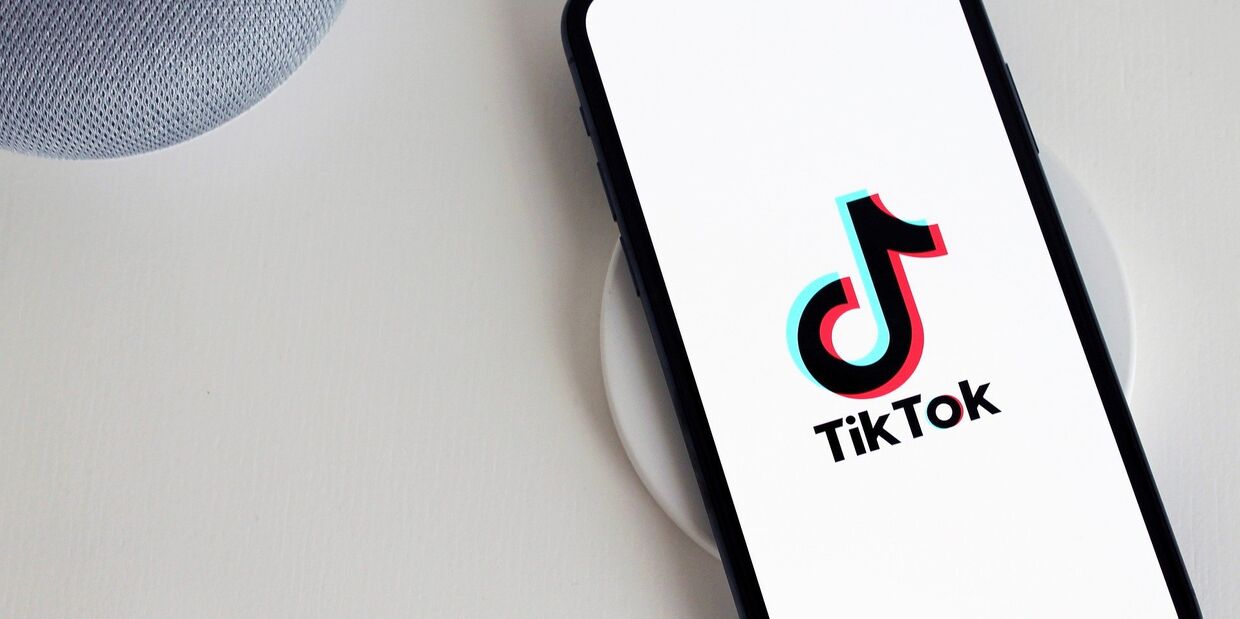 Приложение TikTok на экране смартфона