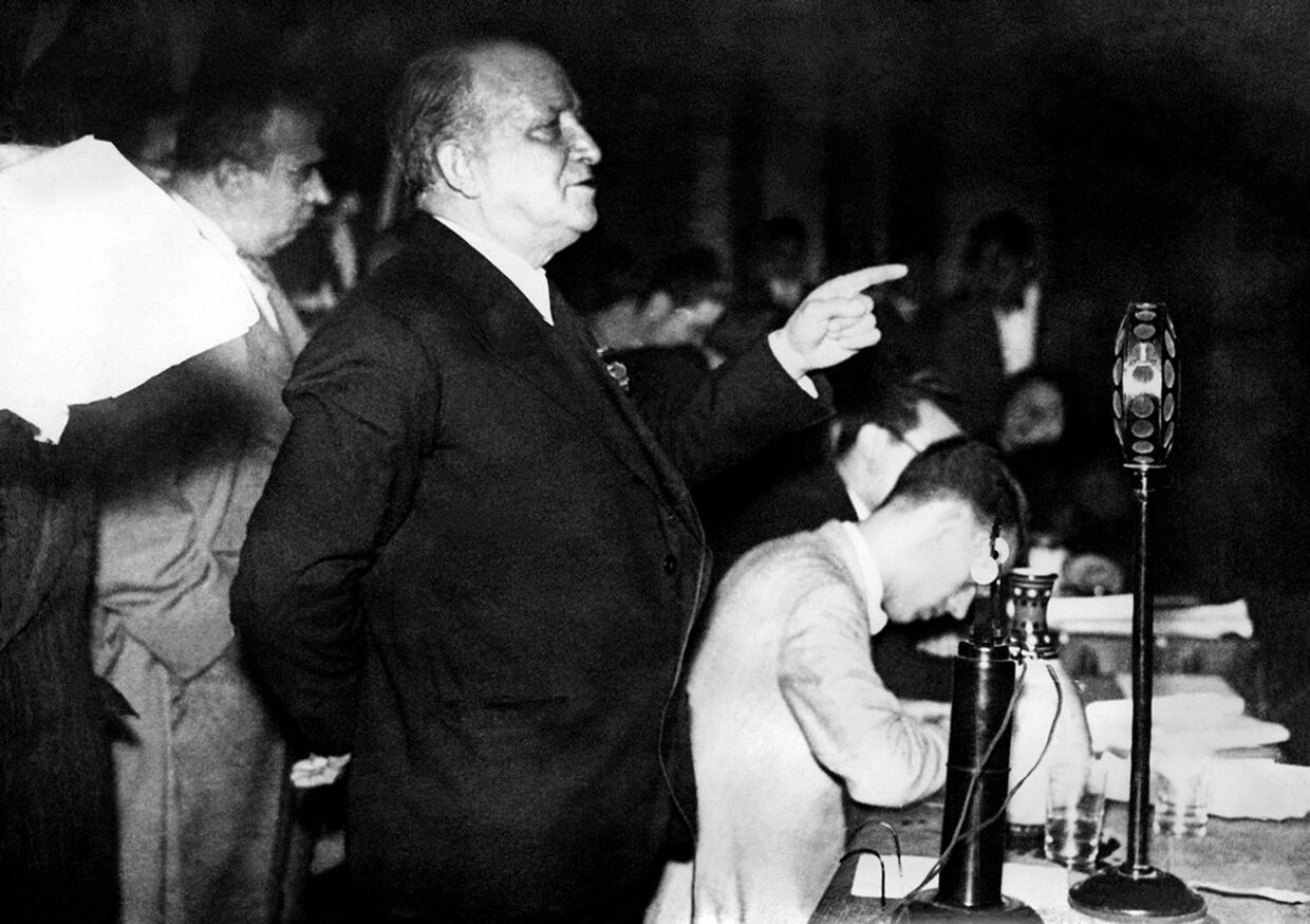 Франсиско Ларго Кабальеро произносит речь 15 января 1936 года в Мадриде