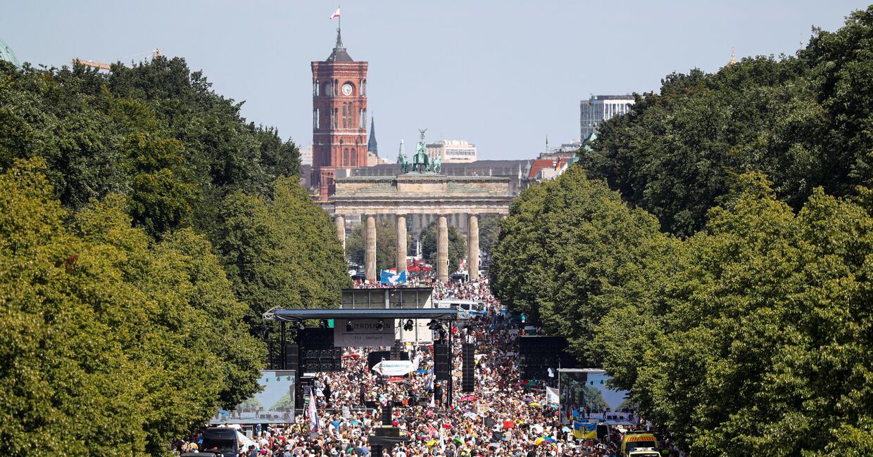 1 августа 2020. Демонстрация в знак протеста против ограничений из-за пандемии коронавируса, Берлин, Германия