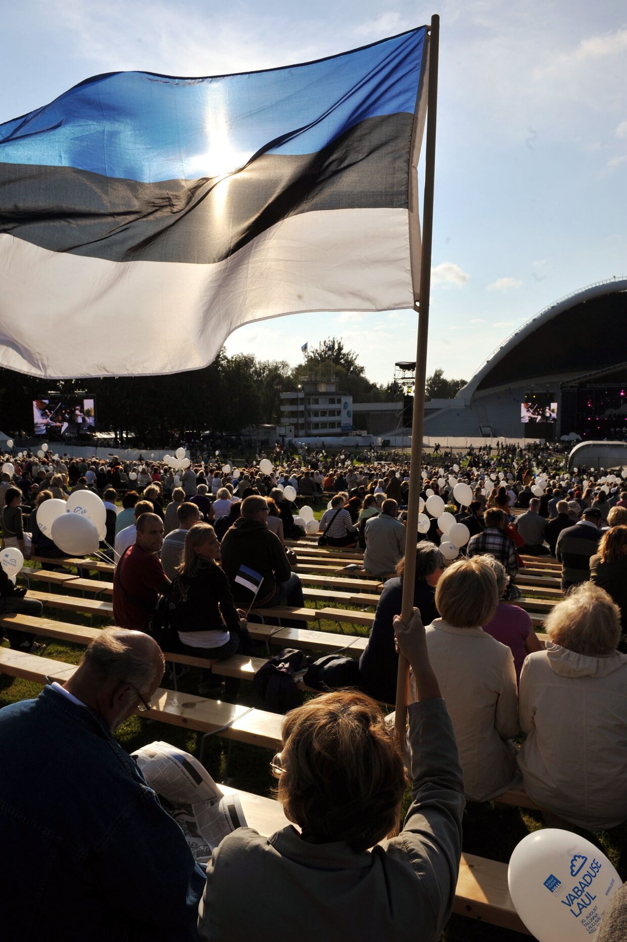 Флаг на концерте, посвященном годовщине независимости Эстонии в Таллине