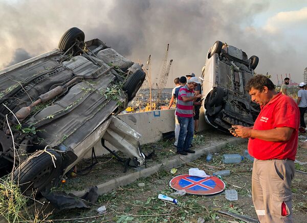 Поврежденные после взрыва автомобили в Бейруте