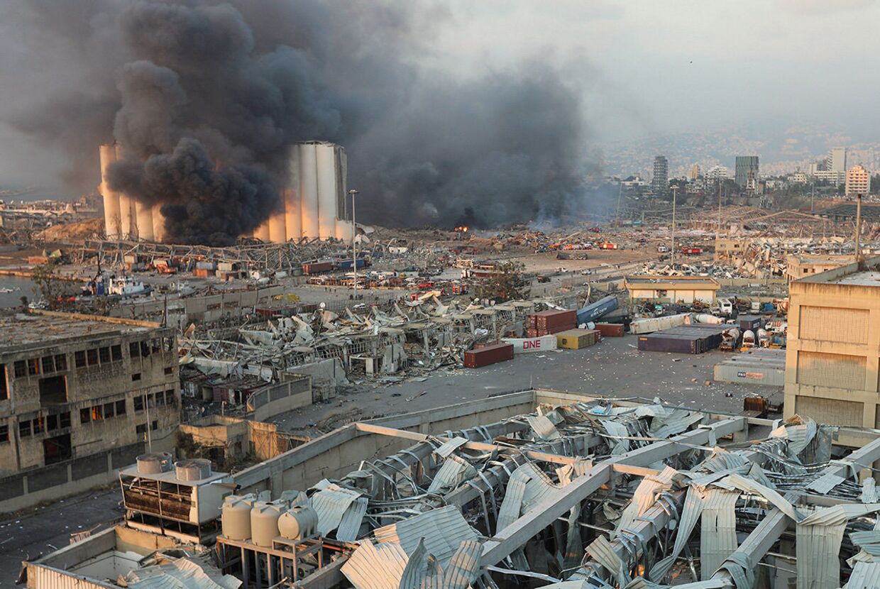 Дым на месте взрыва в Бейруте