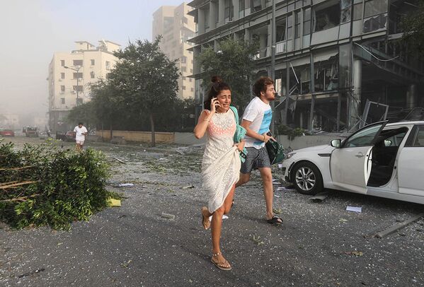 Люди бегут после взрыва в Бейруте, Ливан