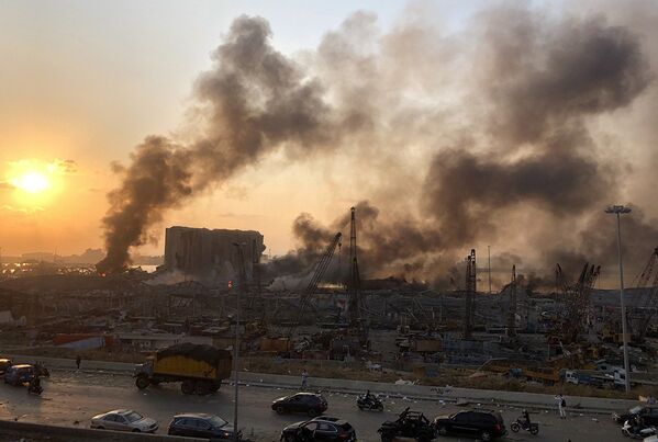 Дым на месте взрыва в Бейруте