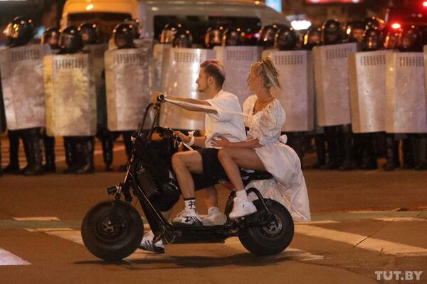 Пара на скутере во время акции протеста в Минске