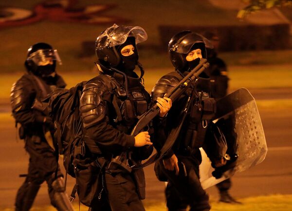 Полицейский патруль во время столкновений со сторонниками оппозиции в Минске