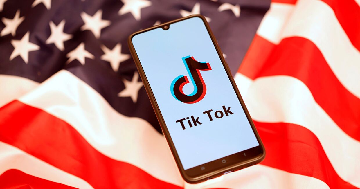 Приложение TikTok на экране смартфона