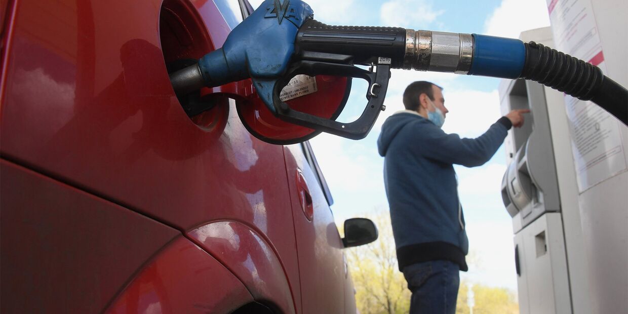 Мужчина оплачивает автомобильное топливо на одной из автозаправочных станций