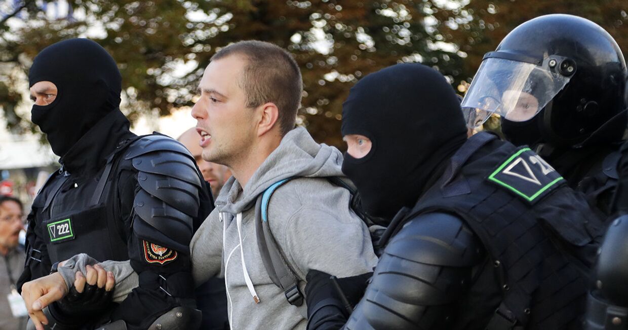 Полиция во время задержания протестанта в Минске, Белоруссия