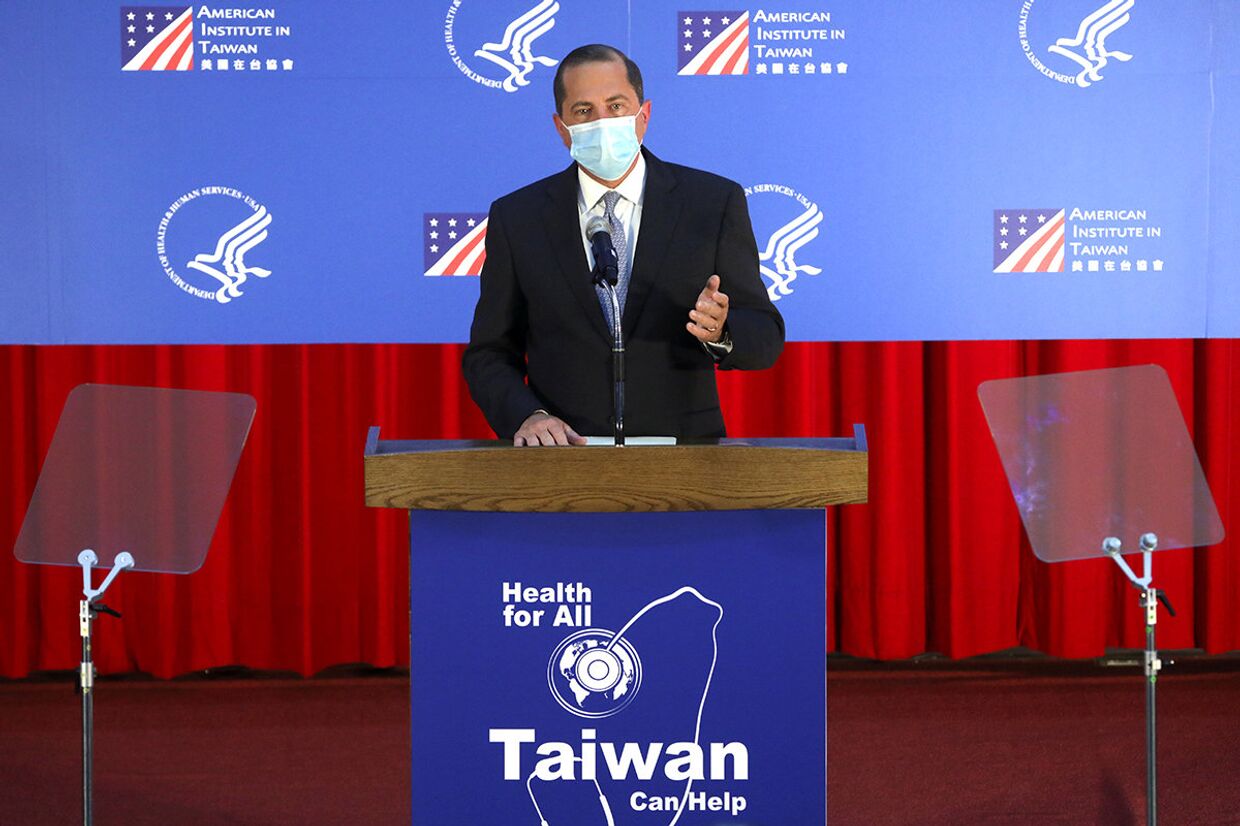 Министр здравоохранения и социальных служб США Алекс Азар выступает с речью в университете Тайбэя, Тайвань