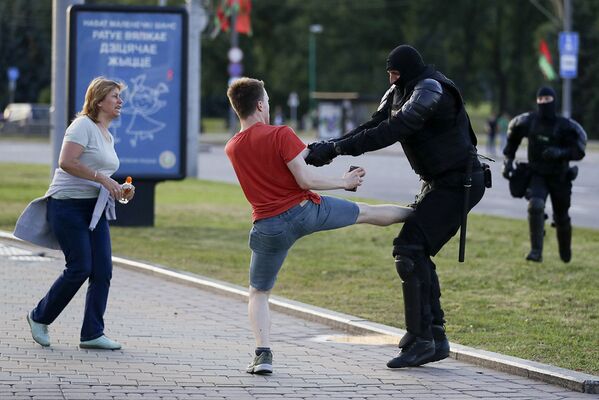 Сотрудник милиции во время задержания демонстранта в Минске