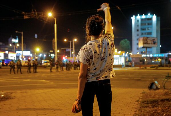 Девушка во время акции протеста в Минске