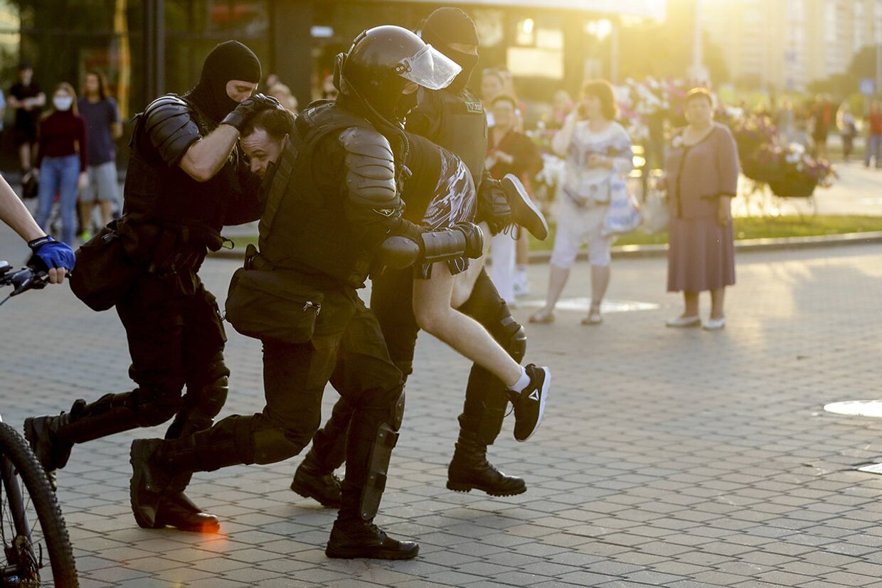 Сотрудники полиции во время задержания демонстранта в Минске