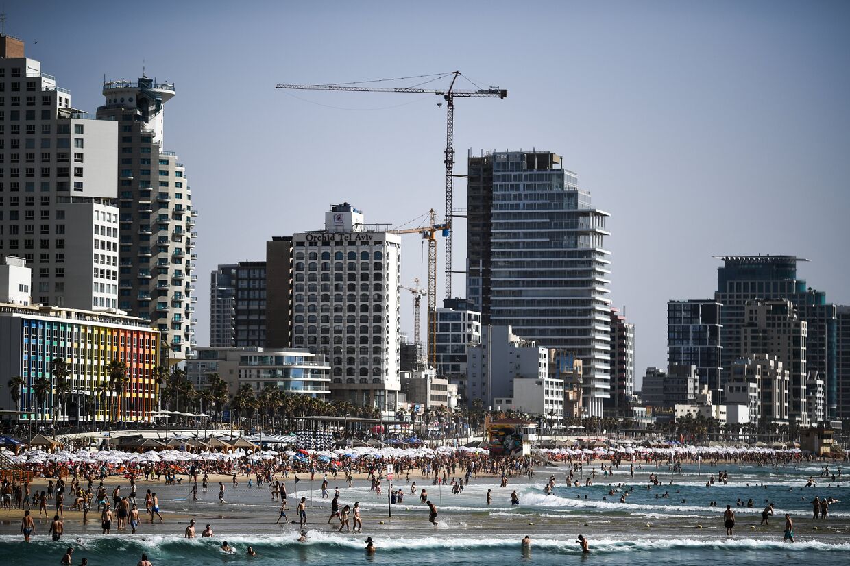 Отдыхающие на пляже в Тель-Авиве.