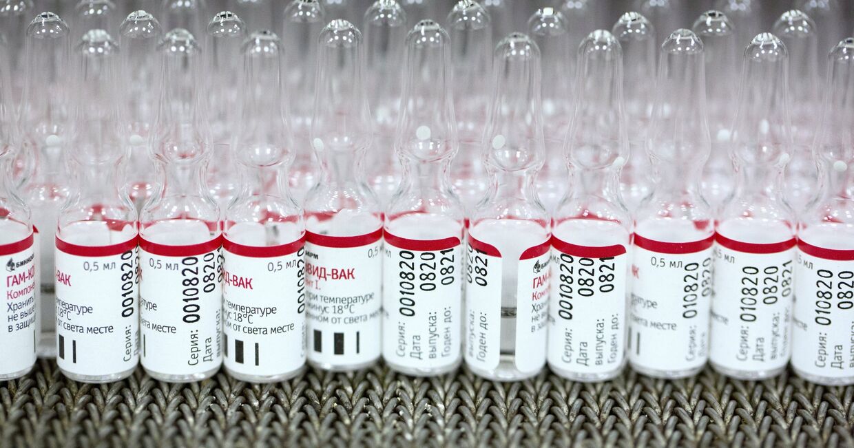 Производство вакцины от COVID-19 на фармацевтическом заводе Биннофарм