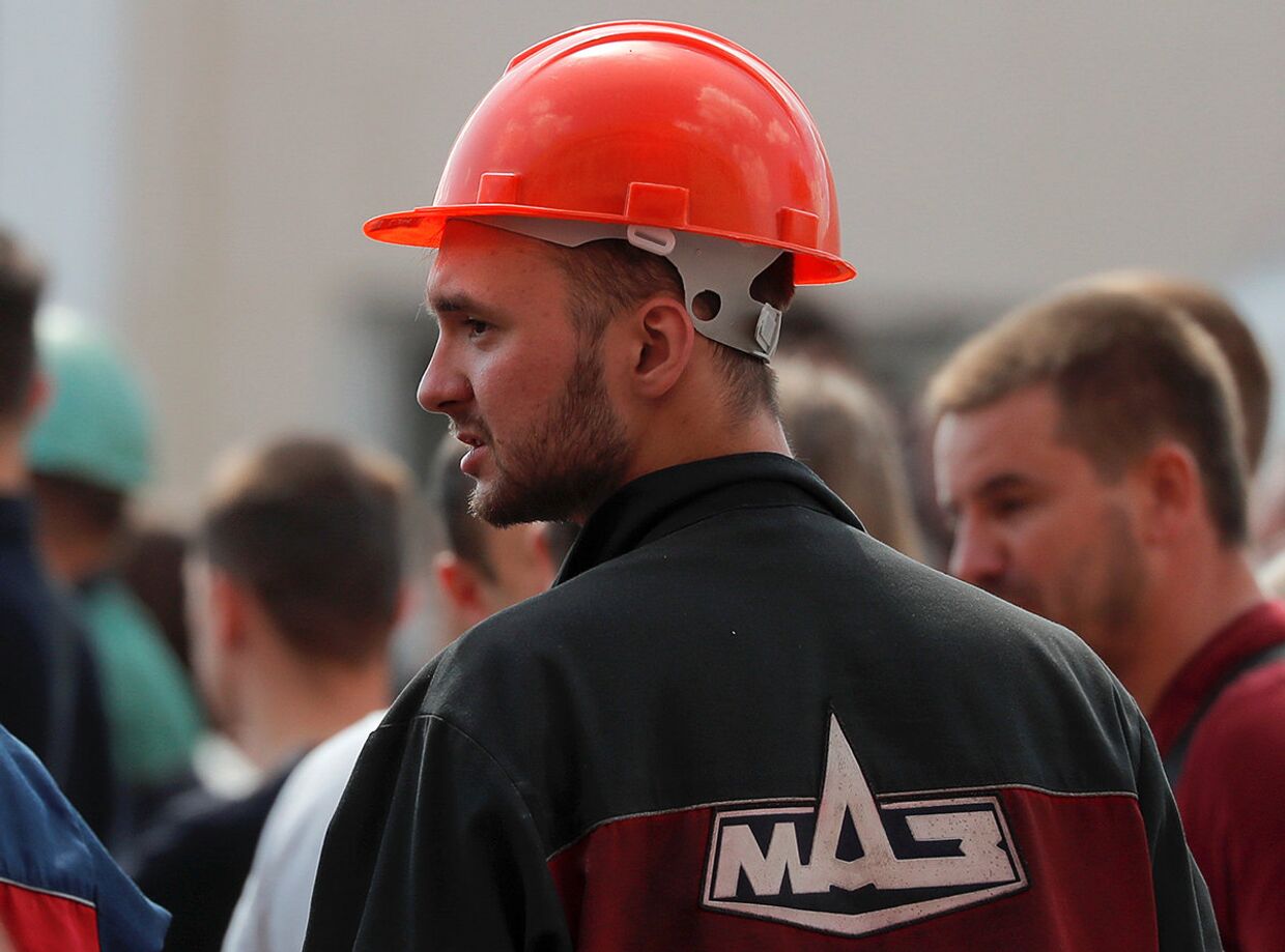 Сотрудники Минского автомобильного завода (МАЗ) во время митинга в Минске