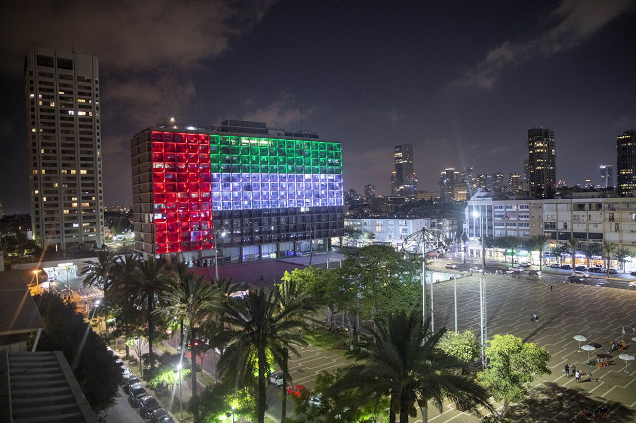 Флаг Объединенных Арабских Эмиратов на здании мэрии Тель-Авива
