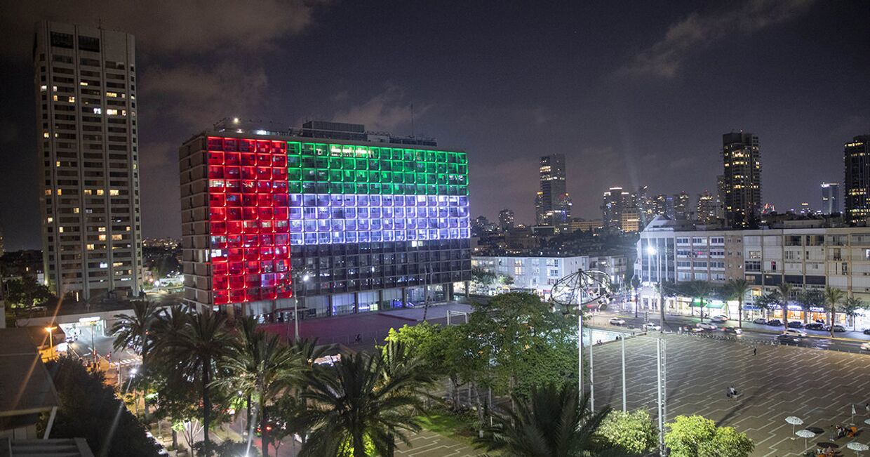 Флаг Объединенных Арабских Эмиратов на здании мэрии Тель-Авива