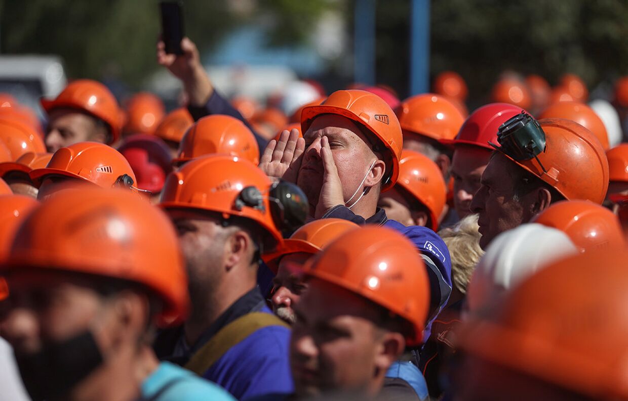 Сотрудники компании «Гродно Азот» во время митинга против результатов президентских выборов в Гродно, Белоруссия