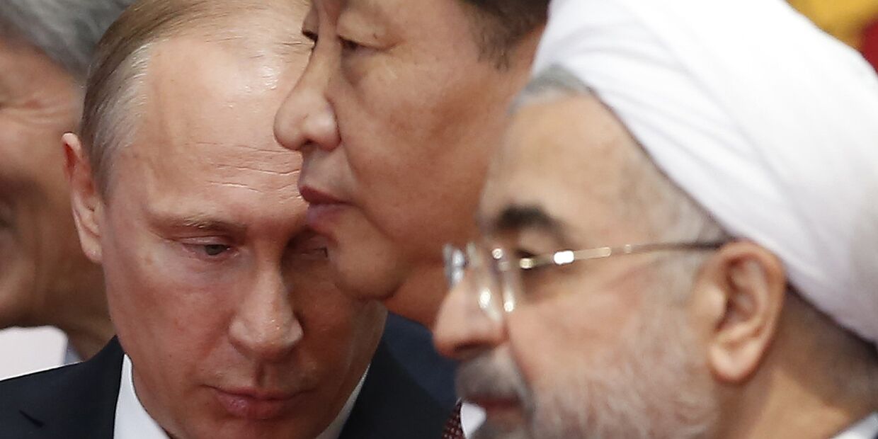 Президент России Владимир Путин, председатель КНР Си Цзиньпин, президент Ирана Хасан Роухани на саммите в Шанхае