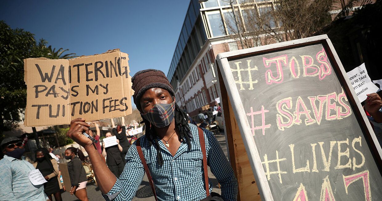 Участники акции протеста в Кейптауне, Южная Африка