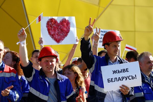 Рабочие МЗКТ во время акции протеста в Минске