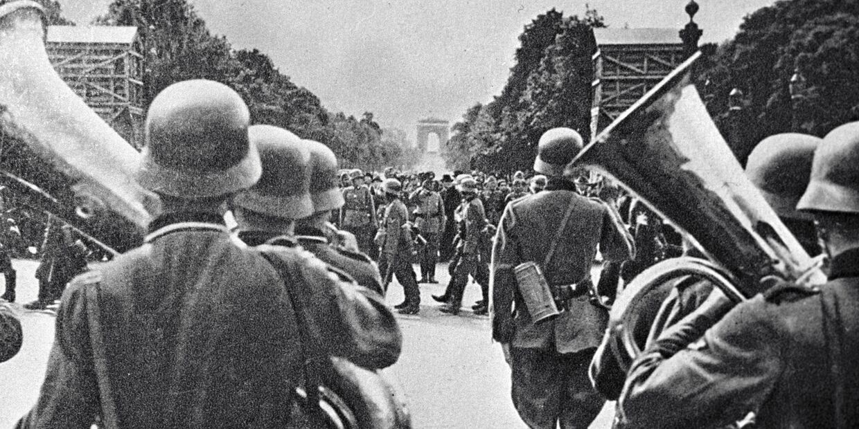 Открытка, изображающая парад немецких войск в Париже в 1940 году