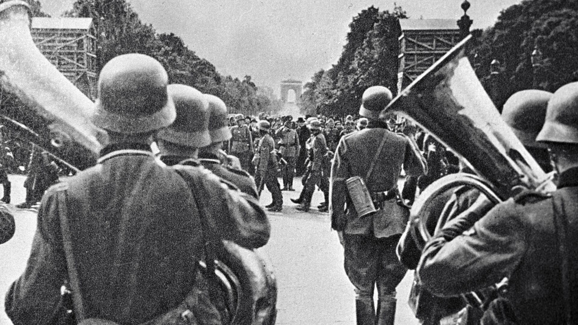 Открытка, изображающая парад немецких войск в Париже в 1940 году - ИноСМИ, 1920, 14.05.2022