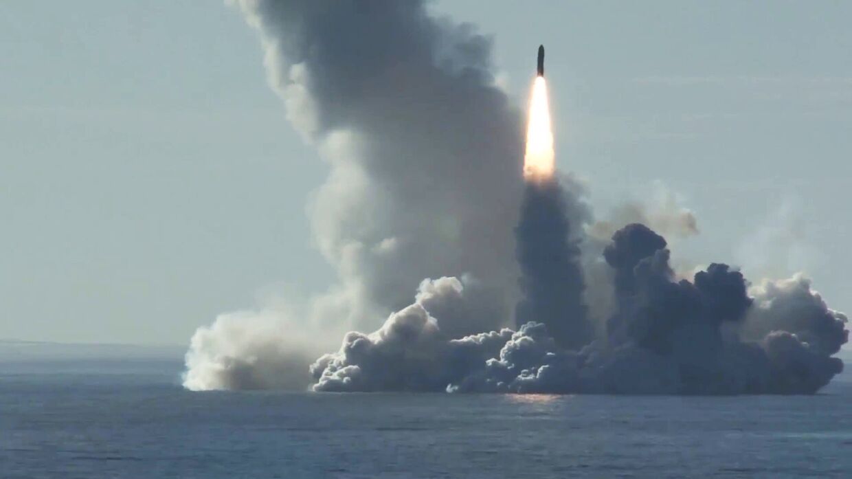 Запуск ракеты Булава с подводного крейсера Юрий Долгорукий  в Белом море