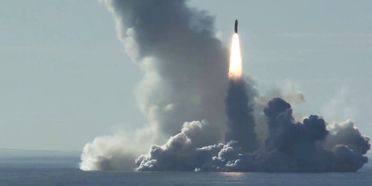 Запуск ракеты Булава с подводного крейсера Юрий Долгорукий  в Белом море
